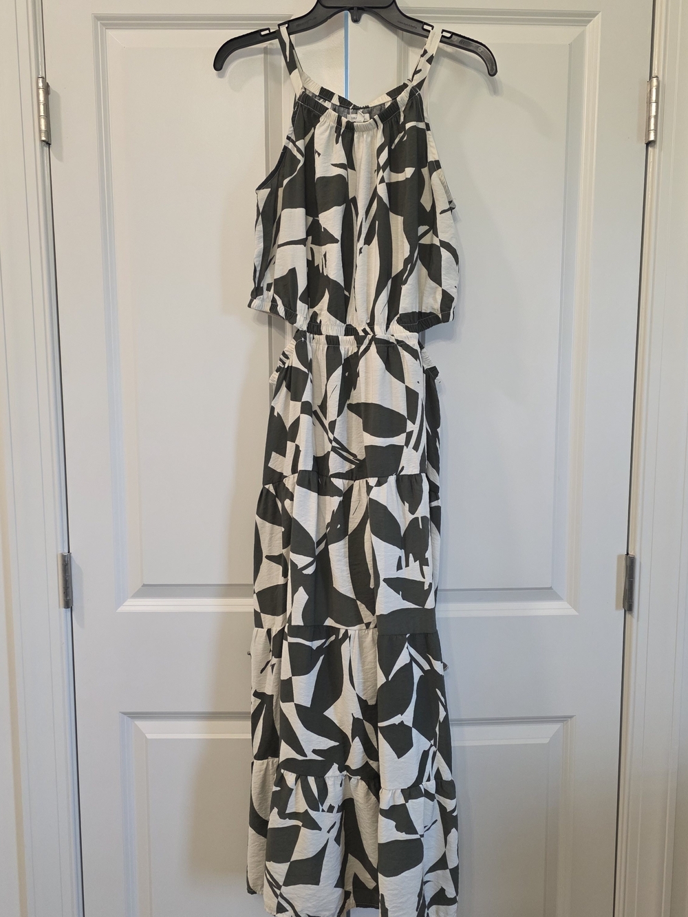 Sleeveless Black & White Leaf-Print Cut Out Maxi Dress